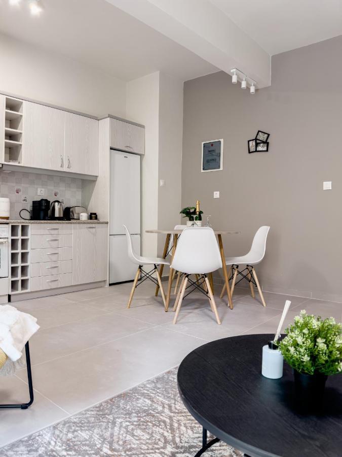 Metro Chic Haven: Modernized Urban Studio Near The Tram Атина Екстериор снимка