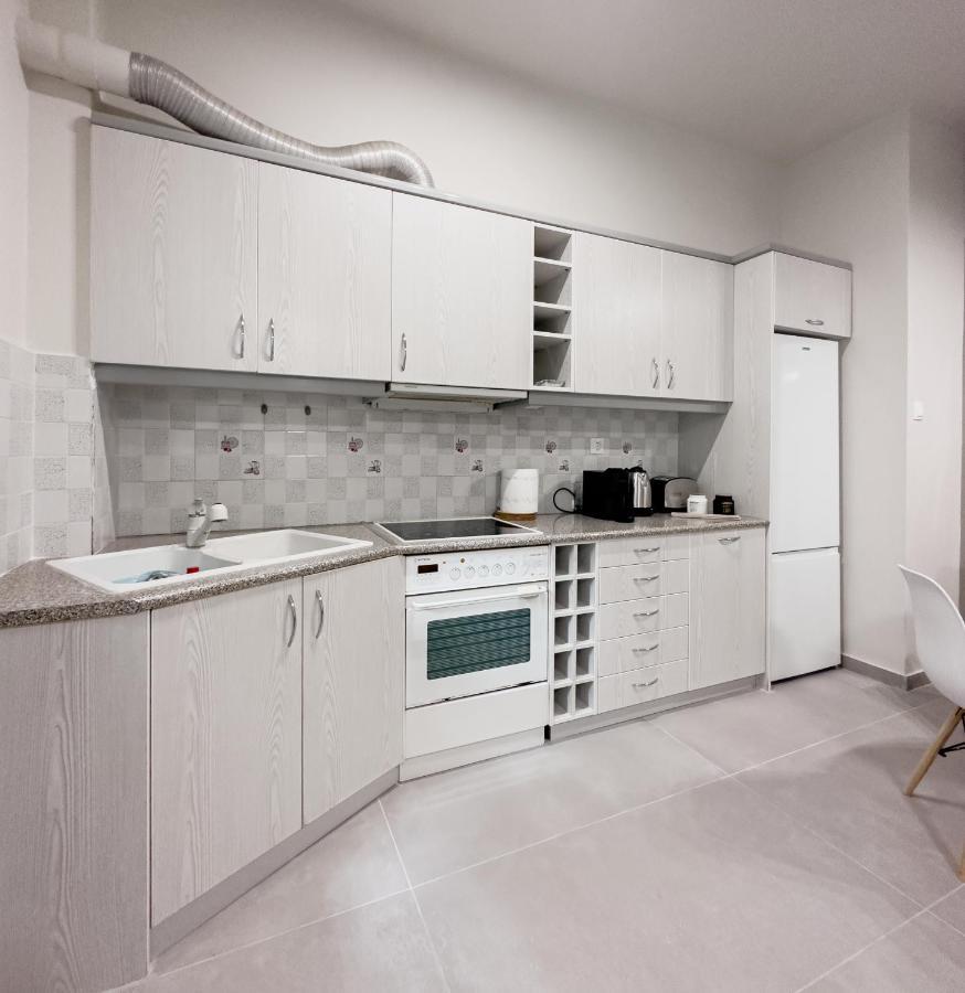Metro Chic Haven: Modernized Urban Studio Near The Tram Атина Екстериор снимка