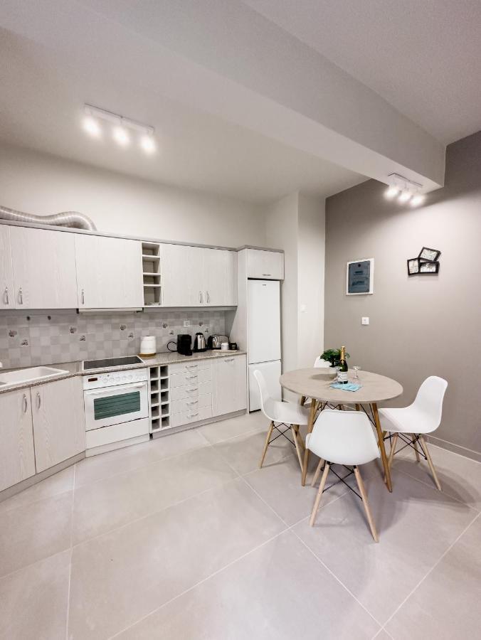 Metro Chic Haven: Modernized Urban Studio Near The Tram Атина Екстериор снимка